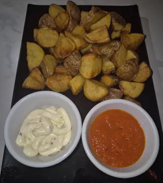 PATATAS FRITAS/BRAVAS/BRAVIOLI/ALIOLI
