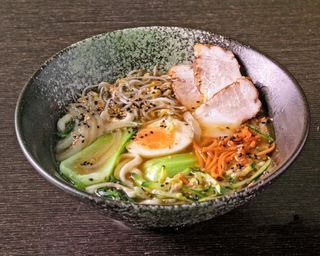 Noodles in brodo piccanti con fettine pancetta