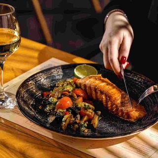 გრილზე შემწვარი ორაგული (ბოსტნეულთან ერთად)