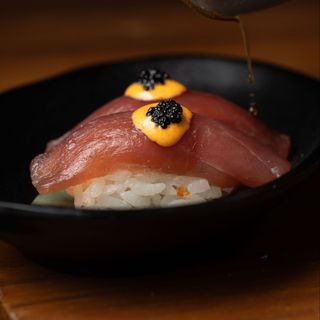 Nigiri de atún con salsa spicy y tobiko negro (2 uds.)