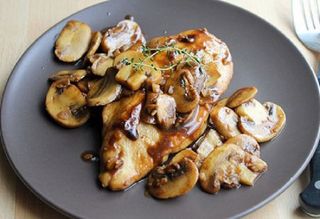 Piept de pui pe grill cu ciuperci sote