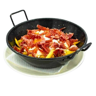huevos rotos con patatas y jamón