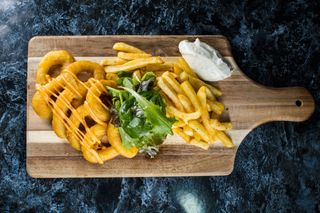 Inele de calamar cu cartofi prăjiți + sos la alegere