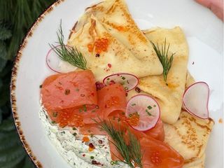 Naleśniki z łososem i kawiorem