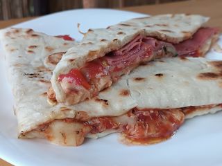 Tortilla sa šunkom i kulenom