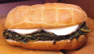 Panino con cicoria ripassata e mozzarella