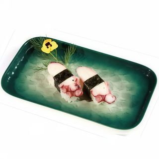 98. Nigiri de pulpo (2 pzs.)