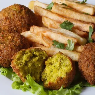 Falafel en plato con ptatas