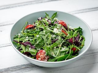 Зелений мікс з томатами чері та пармезаном (140g)