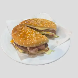 Hambúrguer no pão com ovo e bacon