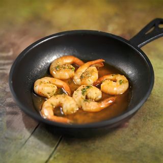 Creveti in sos de vin ,usturoi, patrunjel si chilli