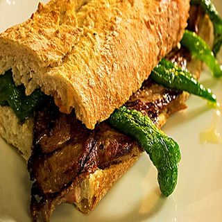 Bocadillo De Ternera Y Pimientos