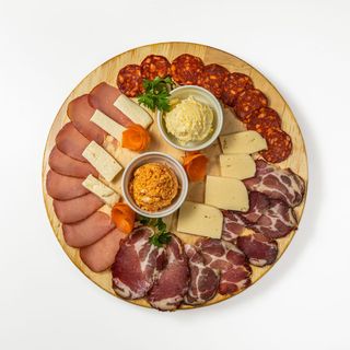 Set  sireva, pršut, kajmak, urnebes, suvi vrat, pečenica, kulen