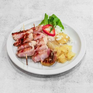 Pileći ražnjići u slanini