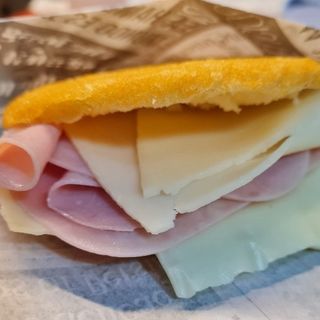 Arepa Jamón Y Queso