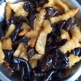 70A. Cerdo con oreja de madera