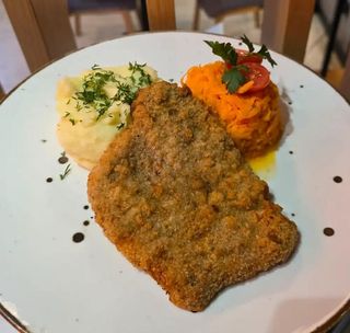 Schabowy z puree i surówką