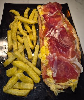 TOSTA JAMÓN C/ TORTILLA FRANCESA