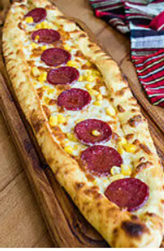 Pide con salame e uova