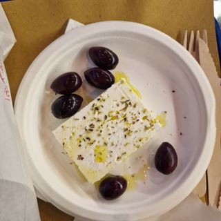 Feta con olive Kalamata, olio EVO greco e origano