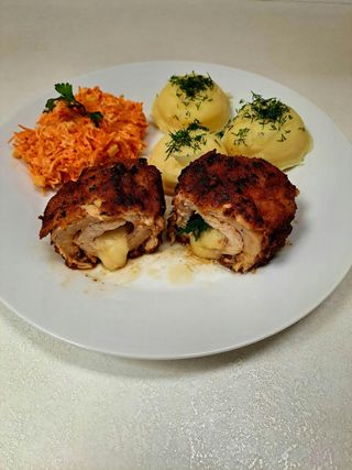 Szwajcar z serem , frytki , surówka 