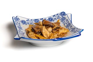 Pollo con funghi e bambu