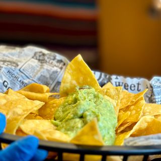 Totopos con Guacamole