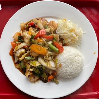 14 Smażone krewetki na ostro z czosnkiem i warzywami