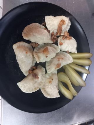 Pierogi z mięsem i surówką
