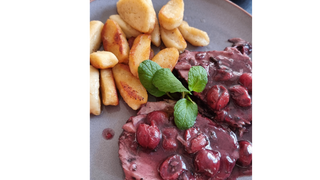 Pieczeń w sosie wiśniowym