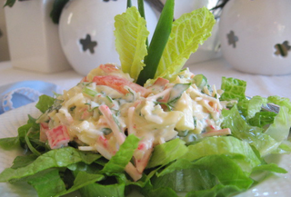 Зелена салата с риба тон и рулца от раци (500г)