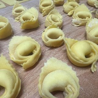 Tortelli con ripieno al formaggio di fossa al ragù 