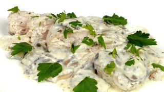 Индейка со сливочно-грибным соусом