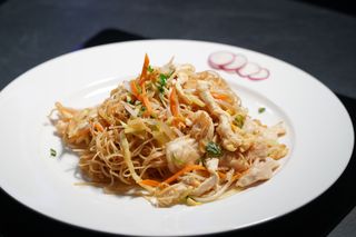 39. Rice noodles con pollo
