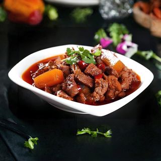 40 Острая говядина с овощами 红烧牛肉