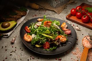 Салат з креветками та крем-сиром (319г)