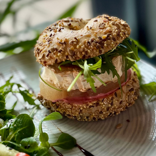 Bajgiel z kozim serem