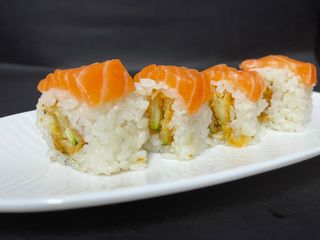 MS3 Uramaki salmone tempura di verdura senza alga interna