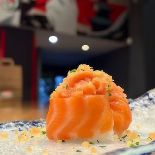 Nigiri de tartar de salmón