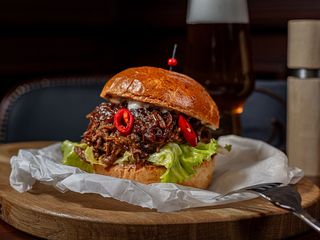 Бургер із рваною телятиною (220g)