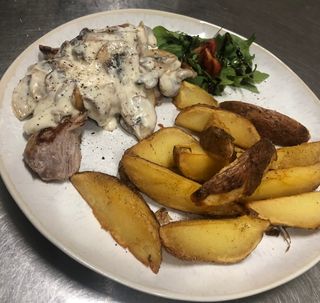 Muschiulet de porc in sos de ciuperci