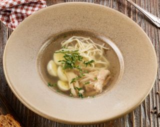 Бульйон курячий з домашньою локшиною та перепелиним яйцем (300г)