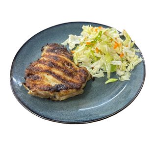 Пилешка пържола от бут с зелева салата (400г)