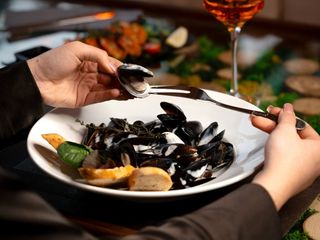 Мідії в сирному соусі