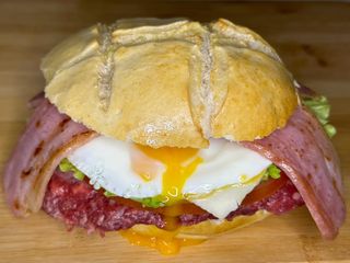 Hamburguesa 5 (Especial Lechería) + patatas fritas 