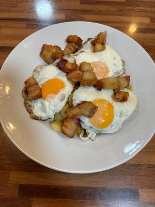 Huevos camperos con patatas y torreznos (Clásicos)