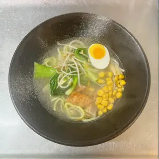 127. Ramen in brodo con verdure