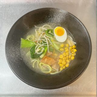 127. Ramen in brodo con verdure