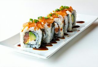 90. Uramaki salmone
