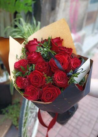 Buket 15 Crvenih Ruža u Tamnom pakovanju